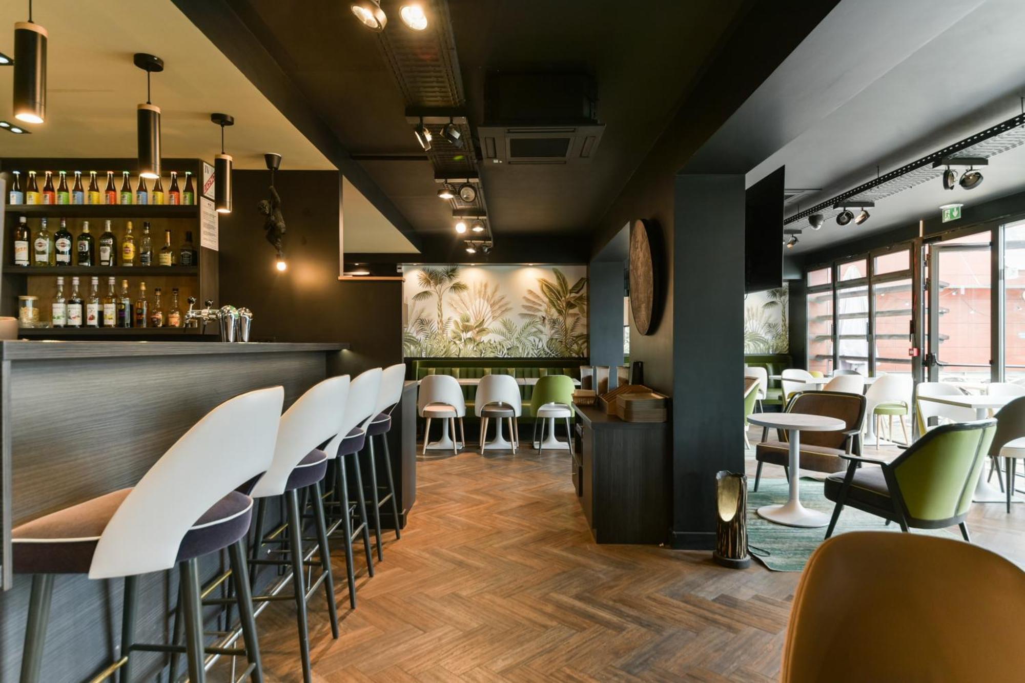 Kyriad En Valois Hotel